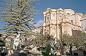 Noto, fontana e chiesa di San Domenico 